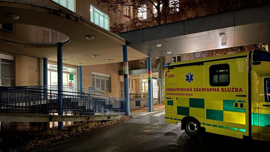 Pacient, který se zabarikádoval se zbraněmi v benešovské nemocnici, byl nepříčetný